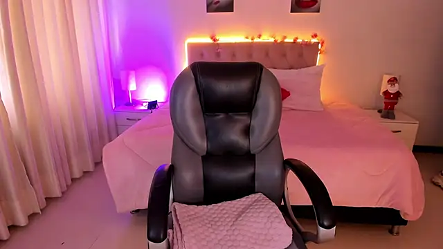 Snapshot of Emily_Warren_ chatting on 24, 11, 2025 Emily Warren online show from 24, 11, 2025