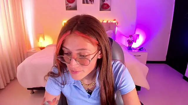 Snapshot of Emily_Warren_ chatting on 4, 12, 2025 Emily Warren online show from 4, 12, 2025