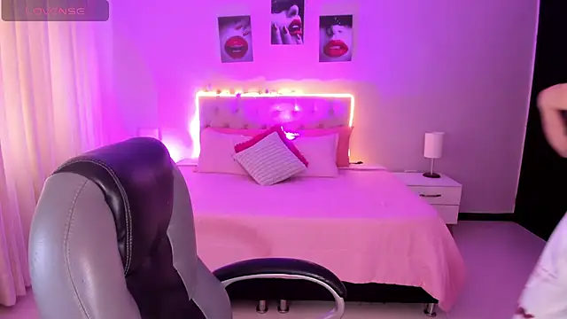 Snapshot of Emily_Warren_ chatting on 7, 1, 2026 Emily Warren online show from 7, 1, 2026