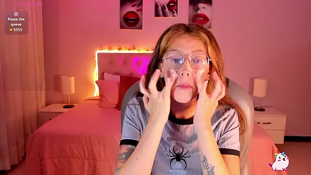 Snapshot of Emily_Warren_ chatting on 5, 3, 2026 Emily Warren online show from 5, 3, 2026