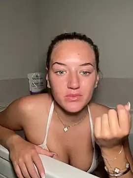 Snapshot of MissMaisiex chatting on 4, 10, 2025 MissMaisiex online show from 4, 10, 2025