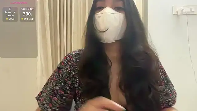 Snapshot of oviyakalra chatting on 30, 10, 2025 oviyakalra online show from 30, 10, 2025