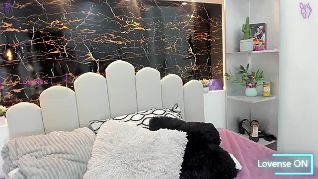 Bonniie 22 online show from 10, 3, 2025