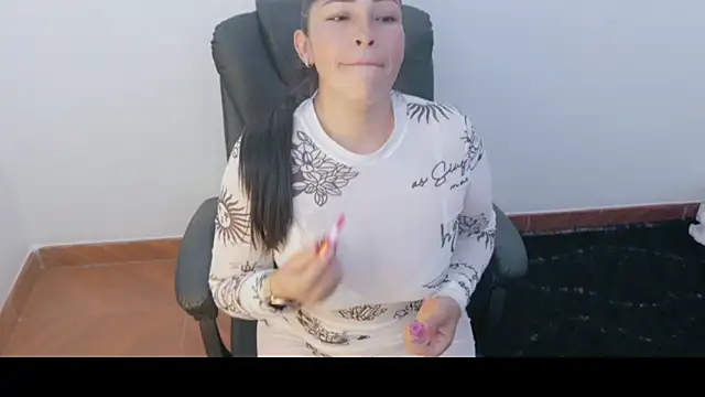 Snapshot of luna_lgomez_ chatting on 25, 6, 2026 luna lgomez online show from 25, 6, 2026