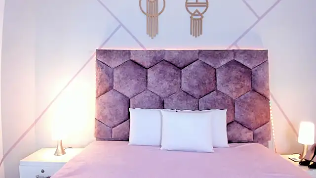 aurora collinss  online show from 23, 11, 2025