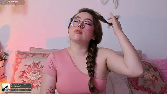 Snapshot of julieta_cooper20 chatting on 12, 11, 2025 julieta cooper20 online show from 12, 11, 2025