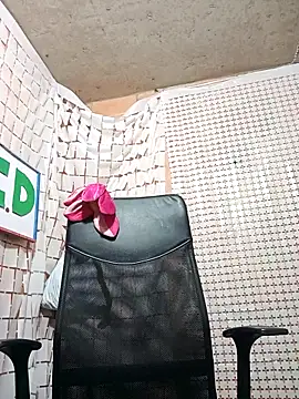 Snapshot of isis_milove chatting on 8, 4, 2026 isis milove online show from 8, 4, 2026