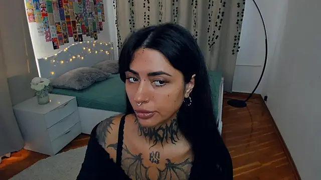 Snapshot of CharimgSabrina chatting on 26, 10, 2025 CharimgSabrina online show from 26, 10, 2025