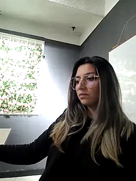 Snapshot of Isabella_Varella chatting on 4, 3, 2025 Isabella Varella online show from 4, 3, 2025