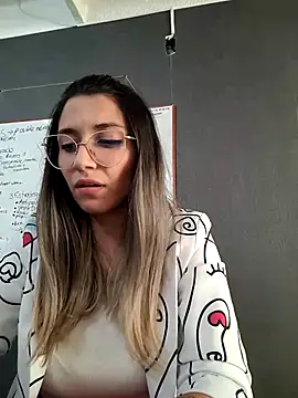 Snapshot of Isabella_Varella chatting on 5, 3, 2025 Isabella Varella online show from 5, 3, 2025