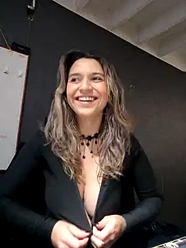 Snapshot of Isabella_Varella chatting on 27, 10, 2025 Isabella Varella online show from 27, 10, 2025