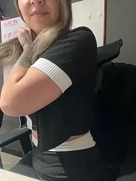 Snapshot of Isabella_Varella chatting on 10, 11, 2025 Isabella Varella online show from 10, 11, 2025