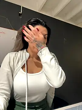 Snapshot of Isabella_Varella chatting on 28, 11, 2025 Isabella Varella online show from 28, 11, 2025