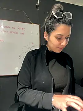 Snapshot of Isabella_Varella chatting on 4, 12, 2025 Isabella Varella online show from 4, 12, 2025