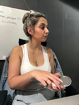 Snapshot of Isabella_Varella chatting on 15, 12, 2025 Isabella Varella online show from 15, 12, 2025