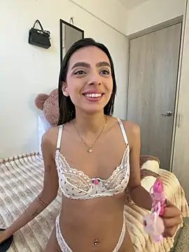 Snapshot of ZaraLuuv chatting on 5, 4, 2026 ZaraLuuv online show from 5, 4, 2026