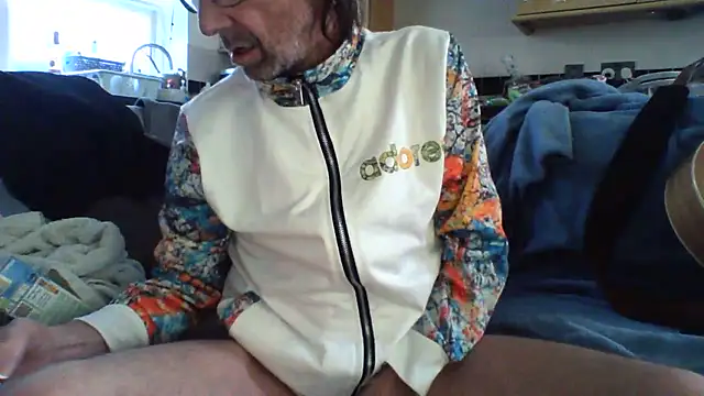 Snapshot of Grower_and_shower chatting on 5, 4, 2026 Grower and shower online show from 5, 4, 2026