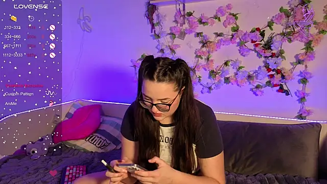 MiraLuccian online show from 6, 10, 2025