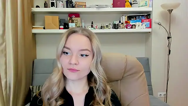 Snapshot of Kara_Smith_ chatting on 14, 12, 2024 Kara Smith  online show from 14, 12, 2024