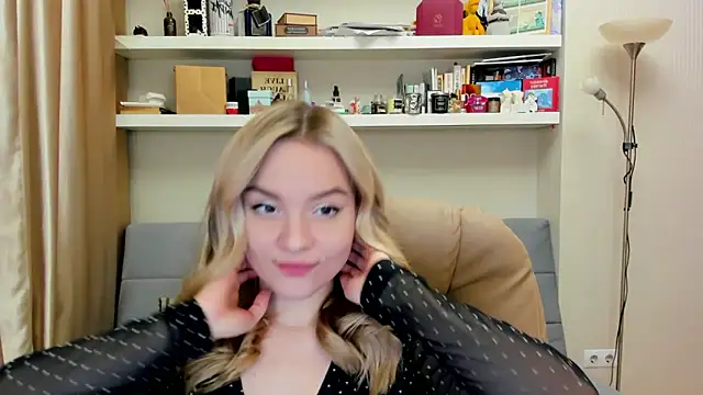 Snapshot of Kara_Smith_ chatting on 8, 3, 2025 Kara Smith  online show from 8, 3, 2025
