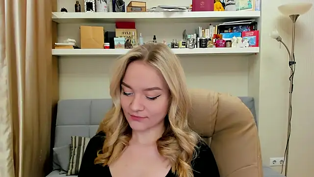 Snapshot of Kara_Smith_ chatting on 9, 3, 2025 Kara Smith  online show from 9, 3, 2025