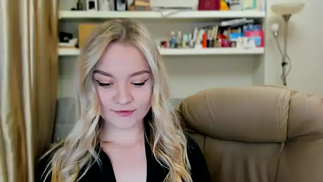 Snapshot of Kara_Smith_ chatting on 11, 10, 2025 Kara Smith  online show from 11, 10, 2025