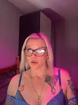 Snapshot of Curvy-Cleo chatting on 11, 4, 2026 Curvy-Cleo online show from 11, 4, 2026