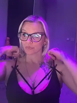 Snapshot of Curvy-Cleo chatting on 18, 4, 2026 Curvy-Cleo online show from 18, 4, 2026