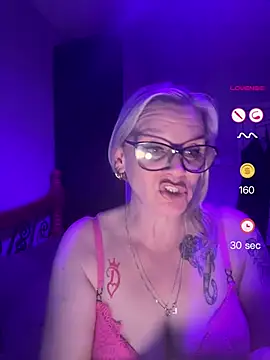 Snapshot of Curvy-Cleo chatting on 27, 4, 2026 Curvy-Cleo online show from 27, 4, 2026
