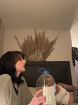 Snapshot of 2brokegirlz chatting on 11, 3, 2025 2brokegirlz online show from 11, 3, 2025