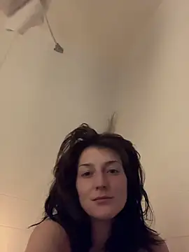 Snapshot of 2brokegirlz chatting on 14, 3, 2025 2brokegirlz online show from 14, 3, 2025