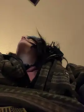 Snapshot of 2brokegirlz chatting on 14, 3, 2025 2brokegirlz online show from 14, 3, 2025