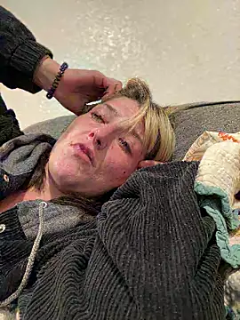 Snapshot of 2brokegirlz chatting on 9, 9, 2025 2brokegirlz online show from 9, 9, 2025