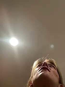 Snapshot of 2brokegirlz chatting on 11, 9, 2025 2brokegirlz online show from 11, 9, 2025