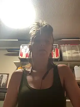 Snapshot of 2brokegirlz chatting on 21, 12, 2025 2brokegirlz online show from 21, 12, 2025