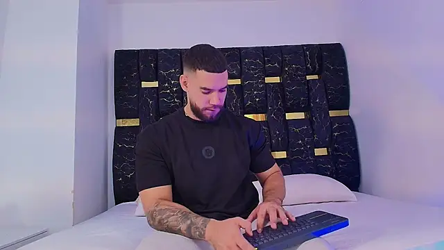 Snapshot of chris_blake__ chatting on 26, 11, 2025 chris blake online show from 26, 11, 2025