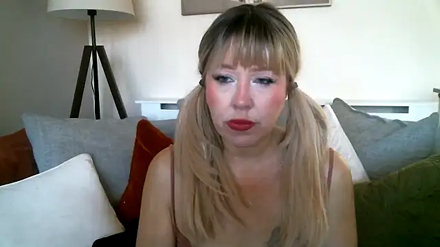 Snapshot of MissHoneyPenny chatting on 7, 4, 2026 MissHoneyPenny online show from 7, 4, 2026