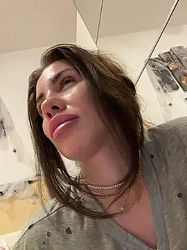 Snapshot of CelineReys chatting on 25, 10, 2025 CelineReys online show from 25, 10, 2025