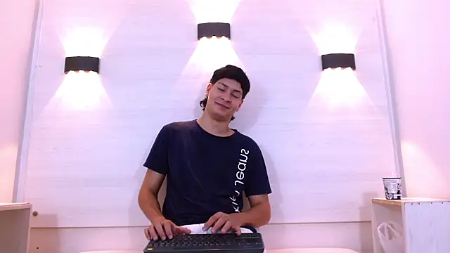 Jhojan twink online show from 22, 11, 2025