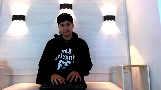 Jhojan twink online show from 4, 12, 2025