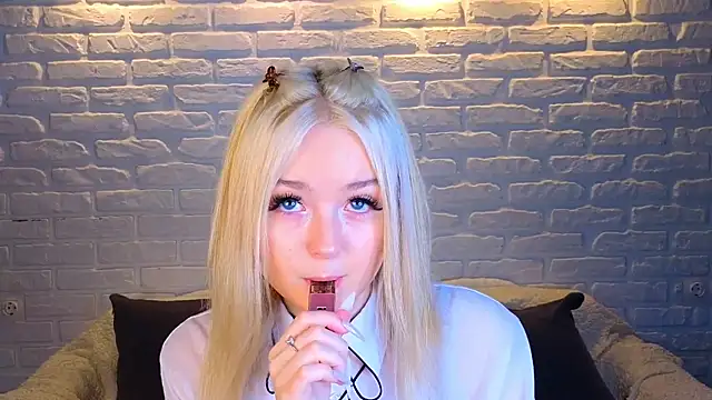 Snapshot of minigirl chatting on 19, 3, 2025 minigirl online show from 19, 3, 2025