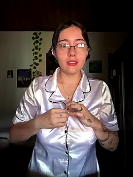 Snapshot of MitsuChan_ chatting on 17, 10, 2025 MitsuChan online show from 17, 10, 2025