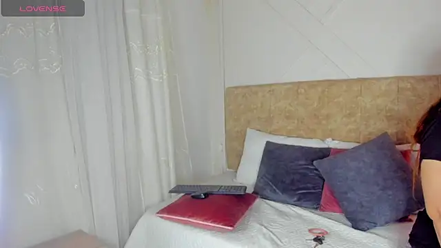 Snapshot of angelinarouse_ chatting on 7, 10, 2025 angelinarouse  online show from 7, 10, 2025
