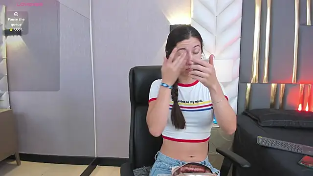 Snapshot of SaraJonness chatting on 7, 10, 2025 SaraJonness online show from 7, 10, 2025