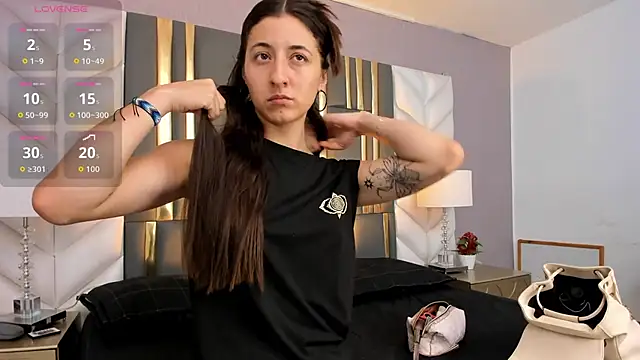 Snapshot of SaraJonness chatting on 11, 11, 2025 SaraJonness online show from 11, 11, 2025