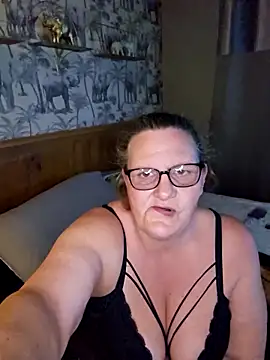 Snapshot of MissQueenBeex chatting on 18, 4, 2026 MissQueenBeex online show from 18, 4, 2026