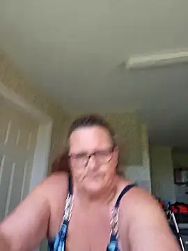 Snapshot of MissQueenBeex chatting on 2, 5, 2026 MissQueenBeex online show from 2, 5, 2026