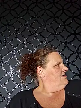 Snapshot of MissQueenBeex chatting on 9, 5, 2026 MissQueenBeex online show from 9, 5, 2026