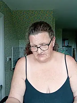 Snapshot of MissQueenBeex chatting on 12, 5, 2026 MissQueenBeex online show from 12, 5, 2026