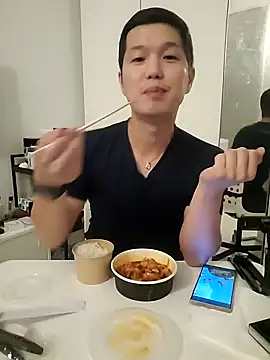 woonee827372 online show from 10, 9, 2025